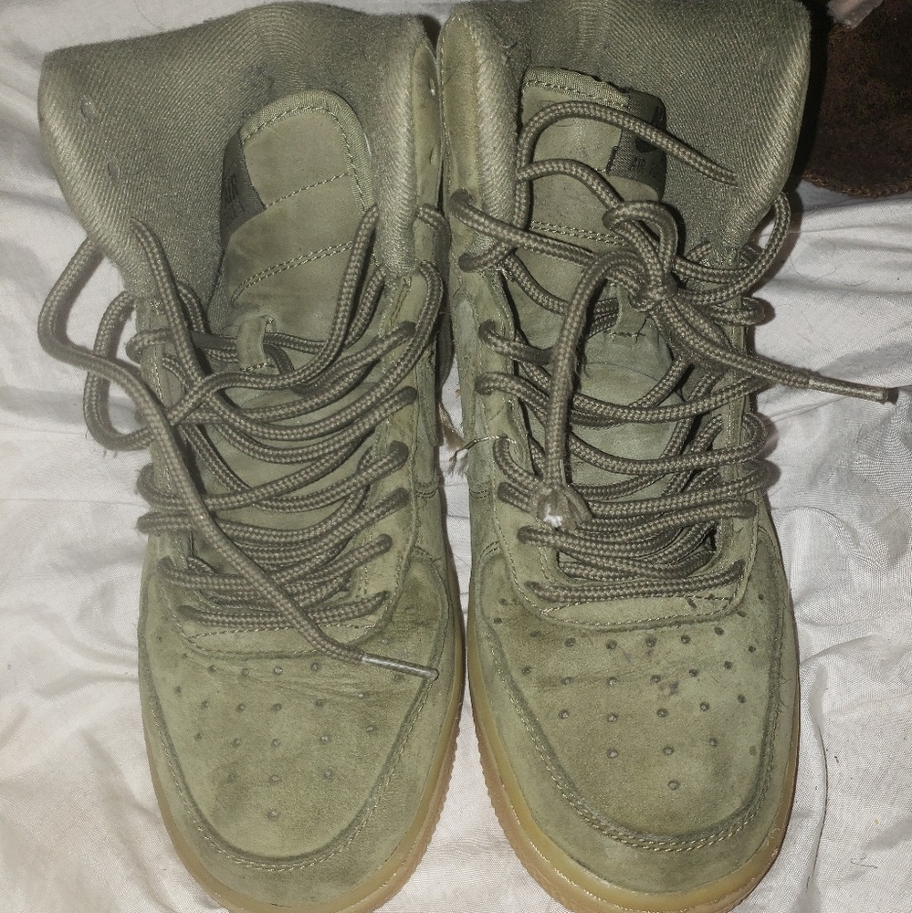 Boys Nike mid cut air force 1 sz 5.5